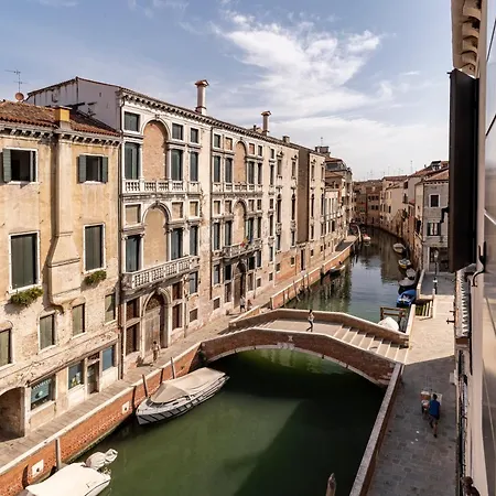 Ca' Dei Carmini Apartment *